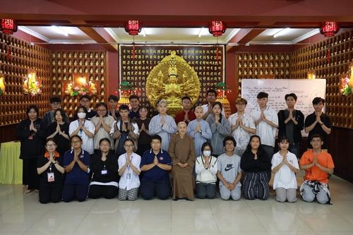 Sinh viên ngành Tôn giáo học Trường Đại học Khoa học Xã hội và Nhân văn tìm hiểu về thiền