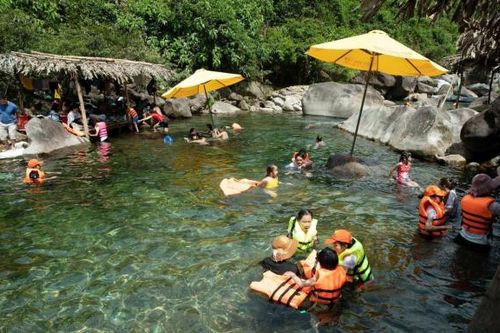 Đảm bảo an toàn tại các điểm du lịch sinh thái tắm suối, thác