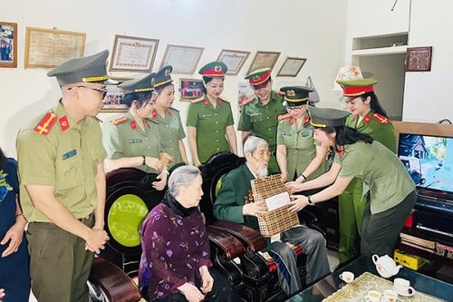 Thăm, tặng quà cựu chiến binh Lào Cai từng tham gia chiến dịch Điện Biên Phủ