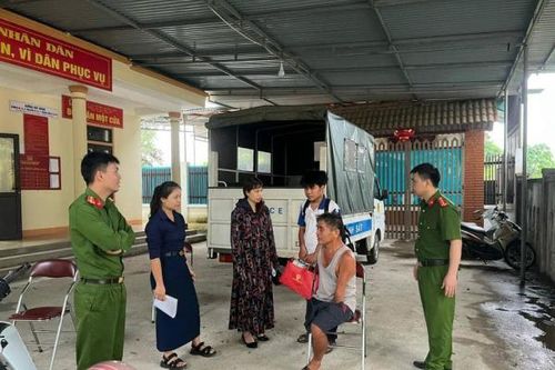Công an xã dùng xe chuyên dụng đưa bé trai đi lạc về nhà