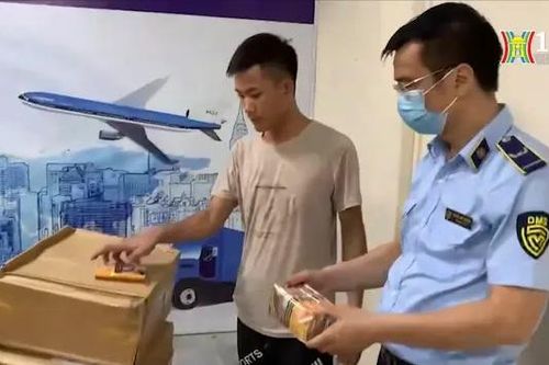 Phát hiện cơ sở chuyển phát nhanh tàng trữ hàng cấm