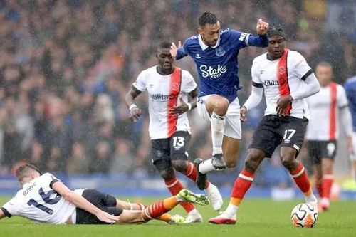 CLB Udinese chưa thoát khỏi nhóm cầm đèn đỏ