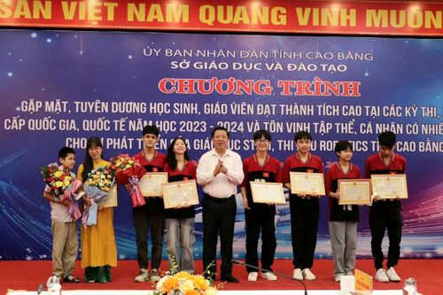 Gặp mặt, tuyên dương học sinh, giáo viên đạt thành tích cao tại các kỳ thi, cuộc thi cấp quốc gia, quốc tế