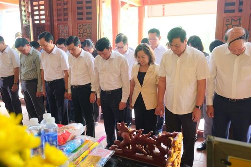 Chủ tịch UBND tỉnh Hoàng Xuân Ánh dâng hương tại Nhà tưởng niệm Anh hùng liệt sĩ Bế Văn Đàn