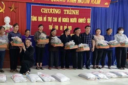 Tặng 100 suất quà cho hộ nghèo, người khuyết tật huyện Thạch An
