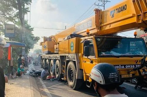 Mẹ chở con đi học va chạm với xe cẩu, người mẹ tử vong thương tâm