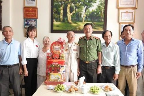Trung tướng Lê Hồng Nam thăm, tặng quà các chiến sĩ tham gia Chiến dịch Điện Biên Phủ
