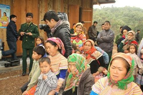 Mang tình lên xứ hoa ban