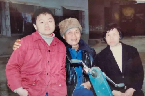 Thần đồng Trung Quốc không biết làm việc nhà, cần mẹ đút ăn từng bữa