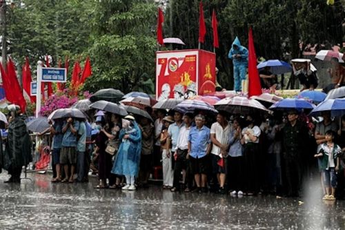Vượt hơn 600km, đội mưa xem diễu binh Kỷ niệm 70 năm Chiến thắng Điện Biên Phủ