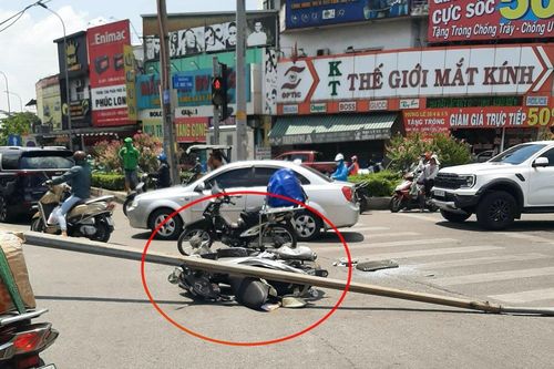 TP.HCM: Cột đèn chiếu sáng đổ sập, đè người đi đường nhập viện