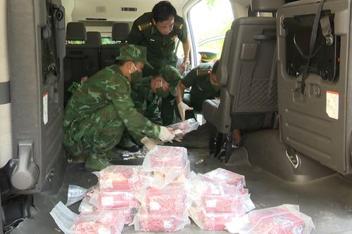 Giấu hơn 1 tạ ma túy dưới gầm ô tô vận chuyển từ Lào về Việt Nam