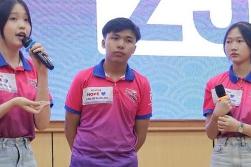 Gen Z ở Huế giành giải thưởng tiền tỷ nhờ hùng biện tiếng Anh về di sản