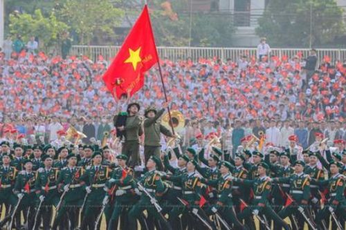 Tiết lộ điều chưa biết về 'Em bé Điện Biên' tỏa sáng giữa rừng cờ hoa và chiến sĩ
