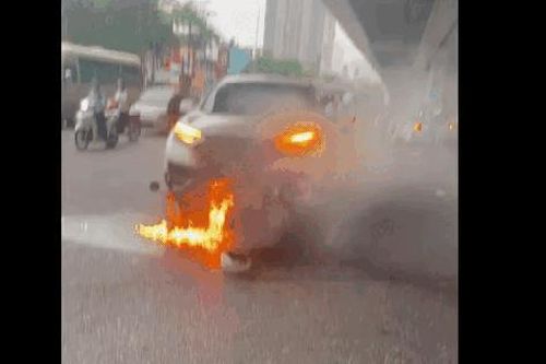 Hà Nội: Xe máy bốc cháy ngùn ngụt giữa phố sau tai nạn giao thông