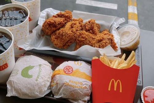 McDonald's 'đu trend' phản cảm: Hàng ngàn người tiêu dùng phản ứng dữ dội, 'đòi' tẩy chay thương hiệu gà rán quốc dân