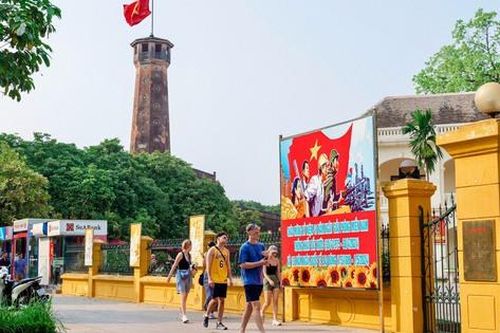 Hà Nội rực rỡ cờ hoa kỷ niệm 70 năm Chiến thắng Điện Biên Phủ