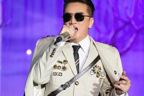 Vụ Đàm Vĩnh Hưng đeo huy hiệu 'lạ' khi biểu diễn: Bộ Văn hóa chỉ đạo làm rõ