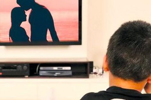 Ứng xử thế nào khi phát hiện con đọc truyện, xem phim 18+?