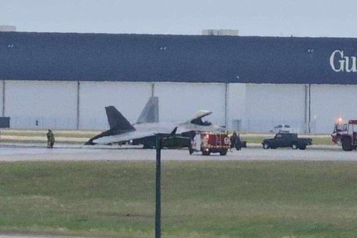 Tiêm kích tàng hình F-22 Raptor Mỹ lại sập càng, mài bụng xuống đường băng