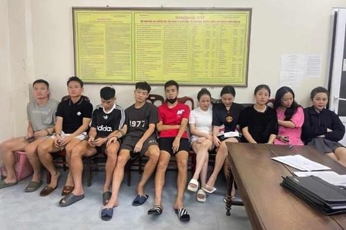 Hình ảnh nhóm cầu thủ Hà Tĩnh bị bắt vì sử dụng ma túy cùng 5 cô gái trẻ