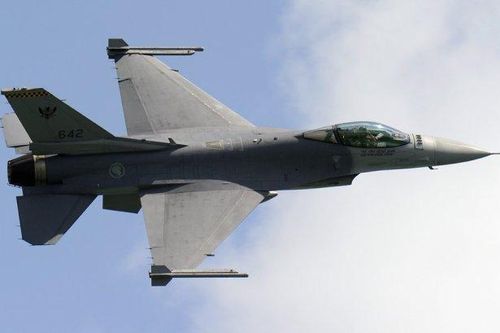 Tiêm kích F-16 Singapore rơi xuống căn cứ