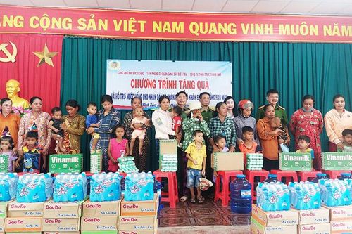 Trao 1.000 phần quà cho người dân vùng hạn mặn Sóc Trăng
