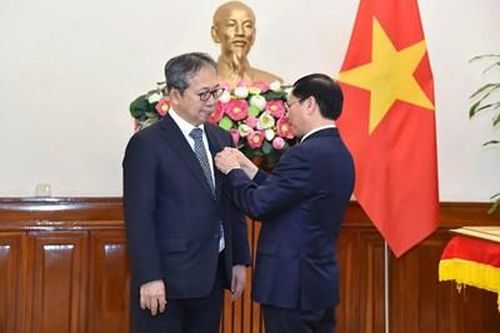 Trao Kỷ niệm chương 'Vì sự nghiệp ngoại giao Việt Nam' tặng Đại sứ Nhật Bản Yamada Takio