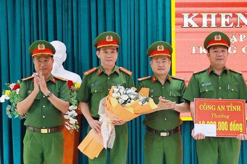 Khen thưởng đột xuất lực lượng truy xét nhóm đối tượng gây hàng loạt vụ trộm tại cơ sở thờ tự