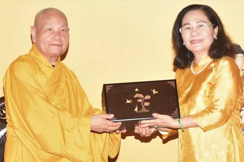 Phó Bí thư Thành ủy TPHCM Nguyễn Thị Lệ thăm, chúc mừng Phật đản Giáo hội Phật giáo Việt Nam