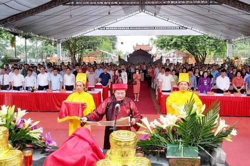 Người dân được khám, nhận thuốc miễn phí tại hội đền Bia 2024