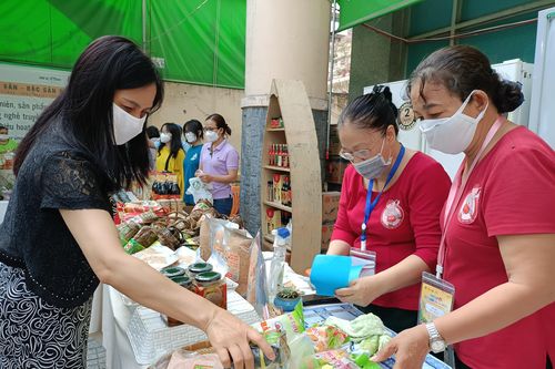 Hàng hóa, thực phẩm tại TPHCM lại 'rục rịch' tăng giá