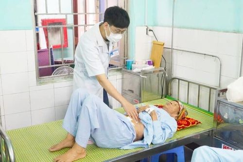 Cắt u nang buồng trứng xoắn cho cụ bà 102 tuổi