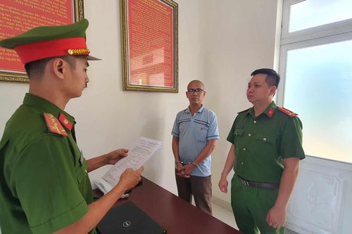 Uống rượu về bị tát, người đàn ông 60 tuổi dùng dao đâm vợ thủng tim