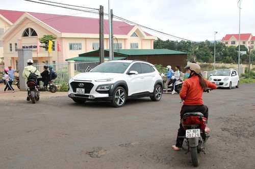 Trường học 53 tỷ chưa mở cổng chính, nguy cơ tai nạn ở cổng tạm