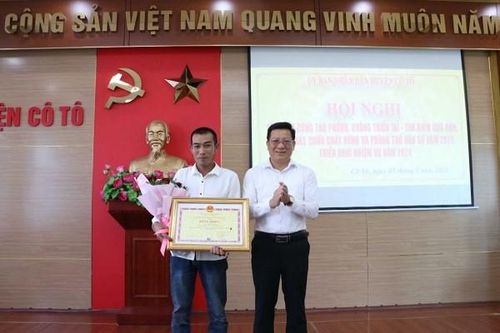 Quảng Ninh: Trao tặng Bằng khen cho ngư dân dũng cảm cứu người bị nạn trên biển do giông lốc