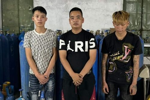 Ba thanh niên sang chiết khí cười tại nhà kho bỏ hoang ở Vĩnh Phúc
