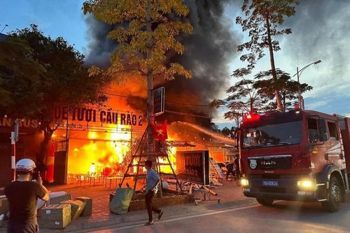 Cửa hàng, quán ăn ở Hải Phòng bốc cháy dữ dội