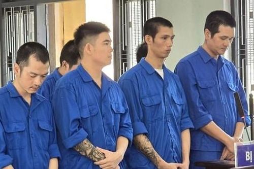 Dùng súng quân dụng, hung khí giải quyết nợ nần gây náo loạn