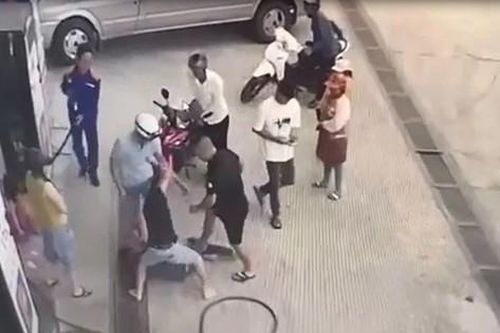Người đàn ông bị đánh hội đồng dã man tại cây xăng