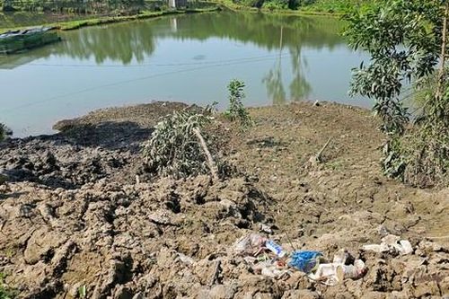 Thông tin mới vụ chở hàng nghìn m3 bùn thải đổ thẳng ra ao hồ ở Huế