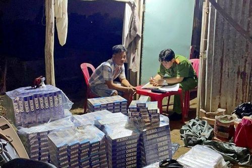 Tạm giữ 2 đối tượng vận chuyển hàng cấm
