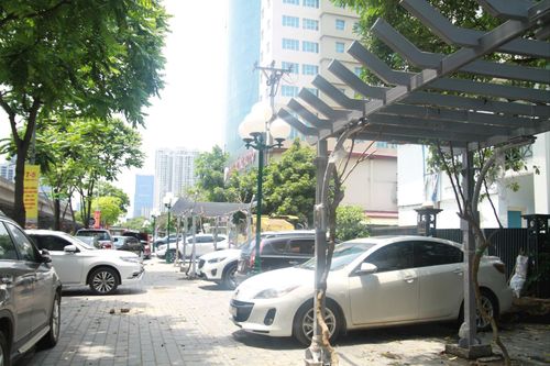 Đường Khuất Duy Tiến (Hà Nội): Giàn hoa trang trí bị bủa vây