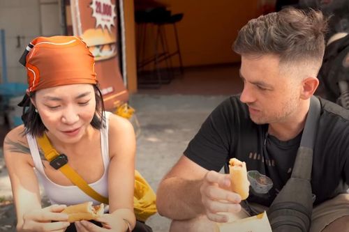 Đầu bếp Mỹ mê bánh mì Việt, khen đặc sản tí hon ở Hải Phòng 'ngon nhất Việt Nam'