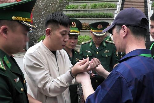 Bàn giao đối tượng người nước ngoài bị truy nã, trốn tại Hà Nội