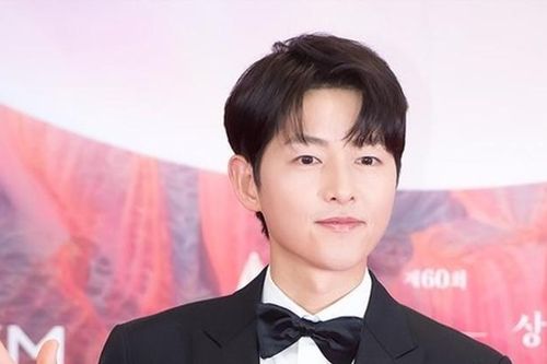Song Joong Ki bị soi biểu cảm tẻ nhạt khi Song Hye Kyo trao giải Baeksang 2024