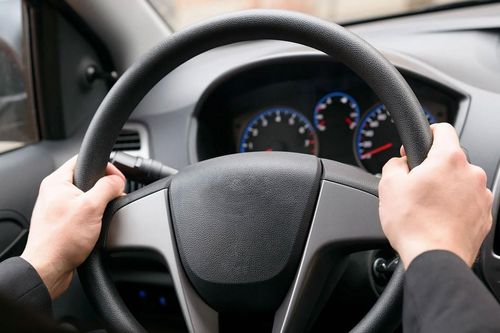 Xử lý thế nào khi xe đang chạy, vô lăng bị khóa cứng