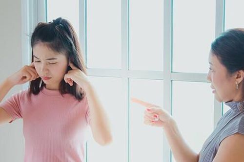 Phát hiện tiền cho cháu nội 'chạy' vào túi thông gia, người phụ nữ tức nghẹn