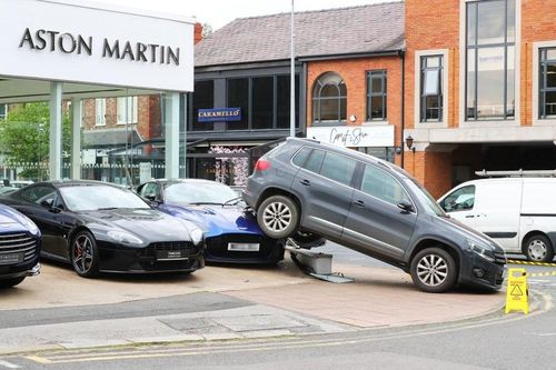 Tài xế 'méo mặt' vì bất cẩn lùi trúng siêu xe Aston Martin đắt tiền