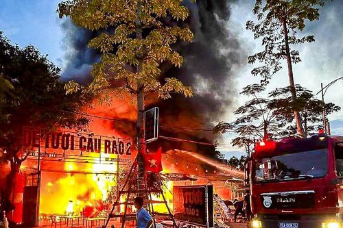 Sau tiếng nổ lớn, quán ăn ở Hải Phòng bốc cháy dữ dội
